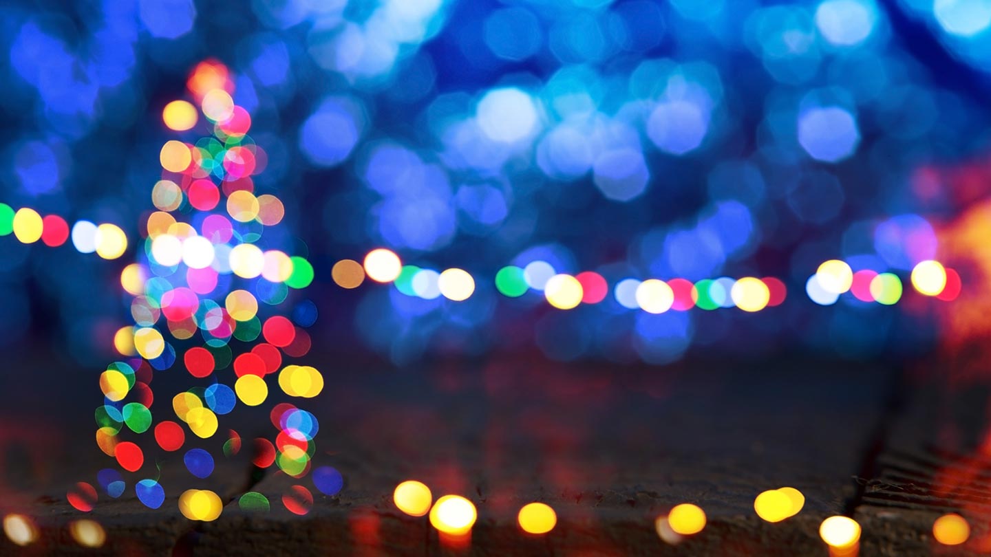 a blurry image of a christmas tree