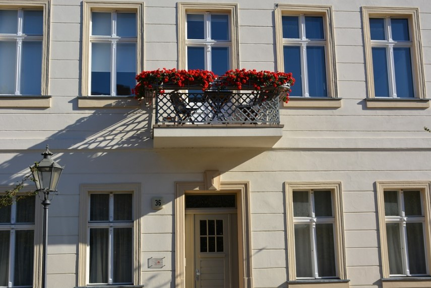 hotel front with roses on porch